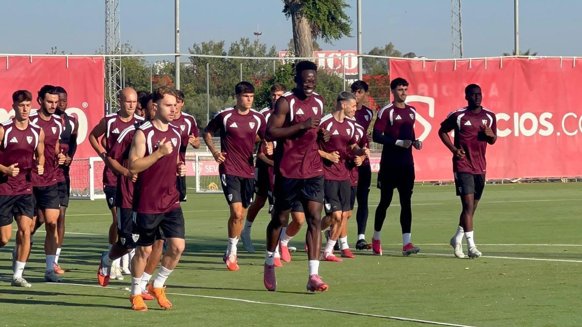 Akor Adams, en un entrenamiento del Sevilla FC esta semana durante la pretemporada