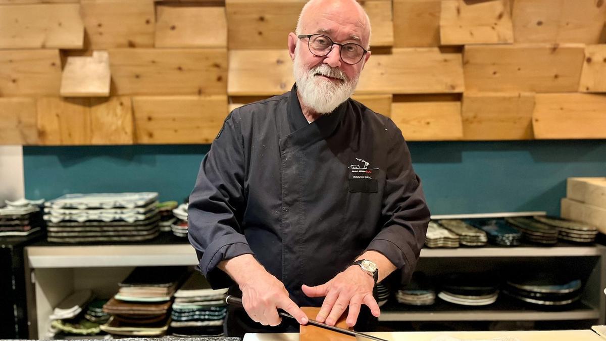 El cocinero Ricardo Sanz, afilando uno de sus cuchillos.