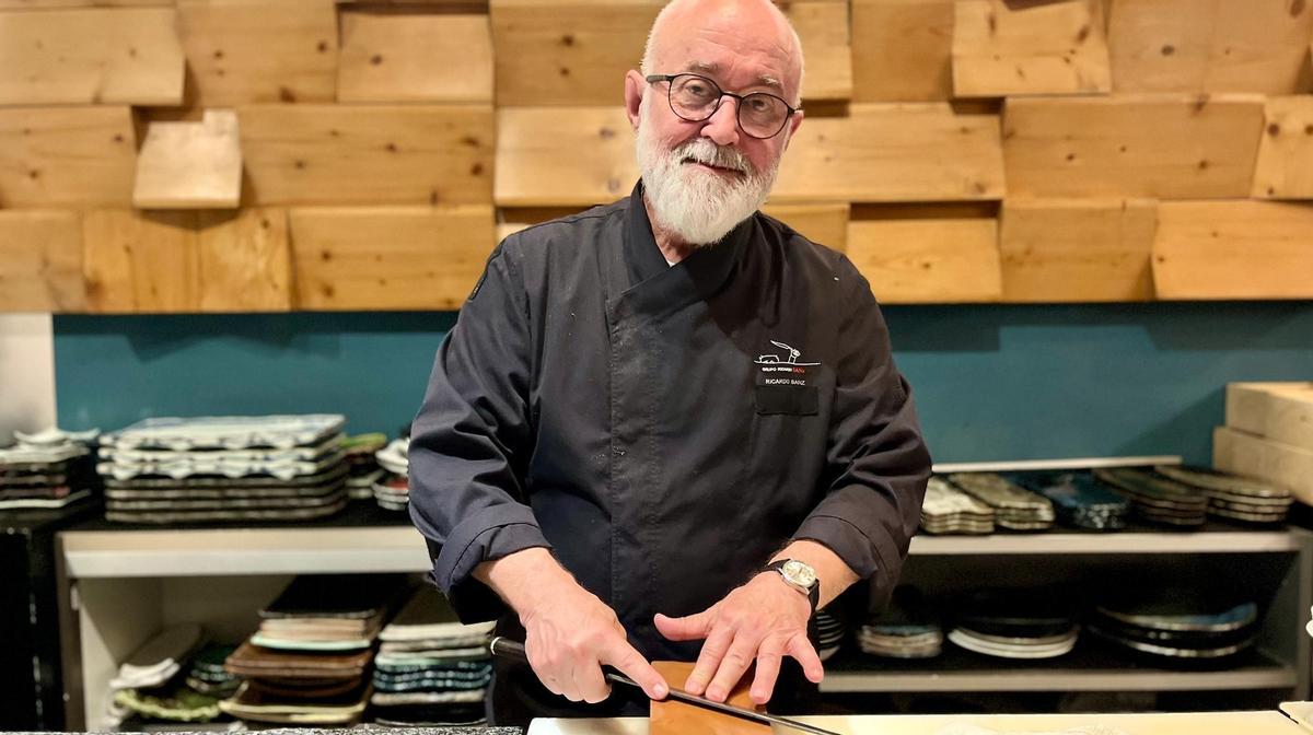 El cocinero Ricardo Sanz, afilando uno de sus cuchillos.
