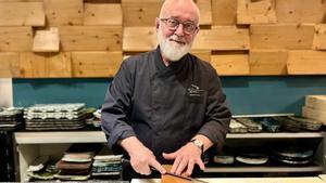 El cocinero Ricardo Sanz, afilando uno de sus cuchillos.