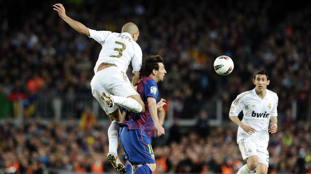 Un acción entre Pepe y Messi en el clásico del 21-04-2012