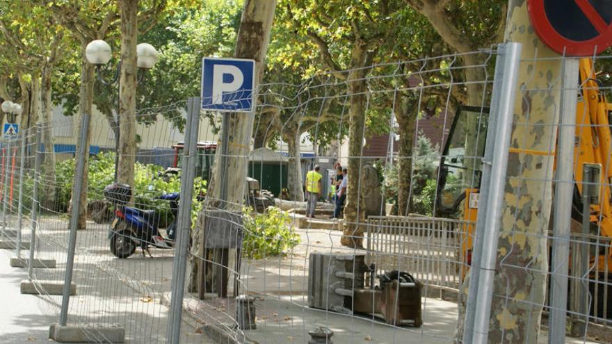 Les tanques que s&#039;han instal·lat al Firal Petit d&#039;Olot en l&#039;inici de les obres del passeig d&#039;en Blay