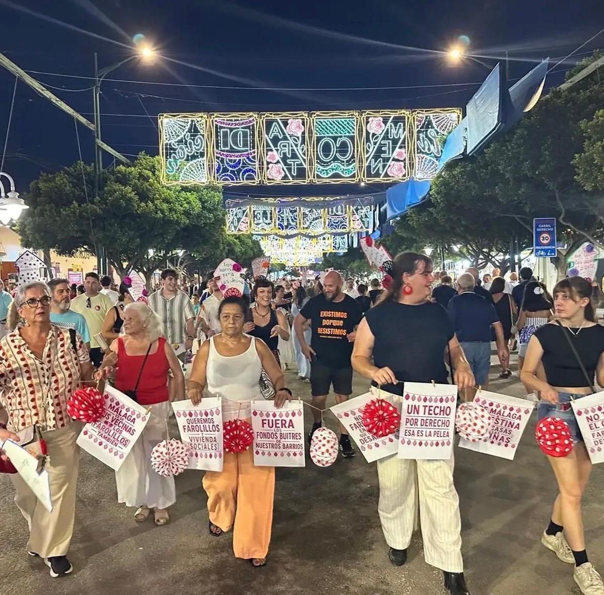 Los miembros de Un Techo por Derecho recorrieron el Real de la Feria.