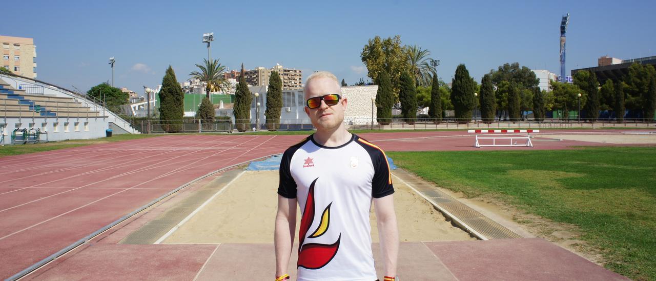 Iván Cano en la pista de atletismo de la Ciudad Deportiva de Alicante