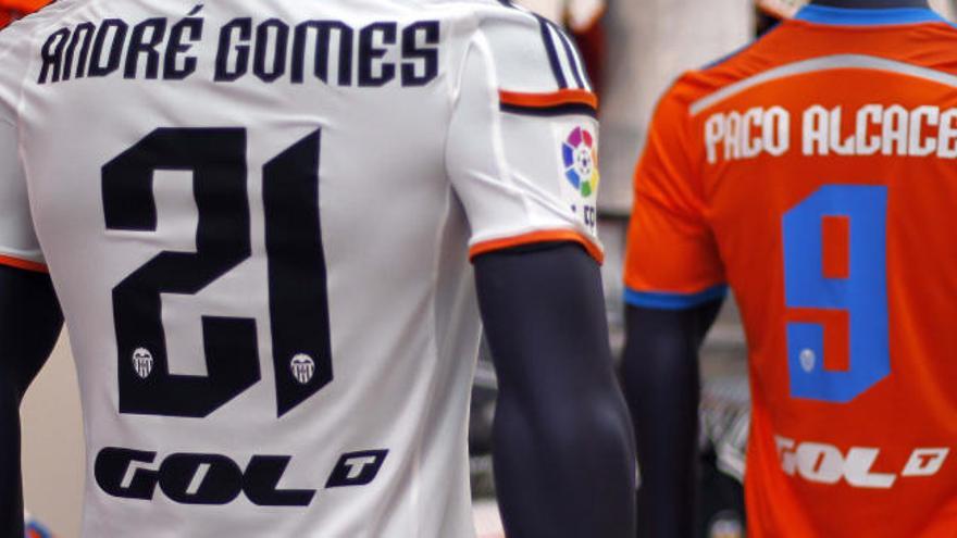 Jaume Roures se retrata en la camiseta del Valencia CF