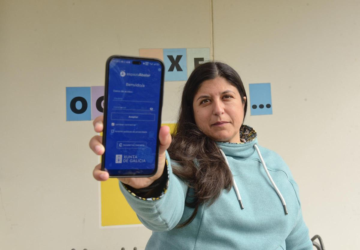 La profesora Nuria Varela, también presidenta del Anpa de Novo Mesoiro, con la aplicación de Abalar en su móvil