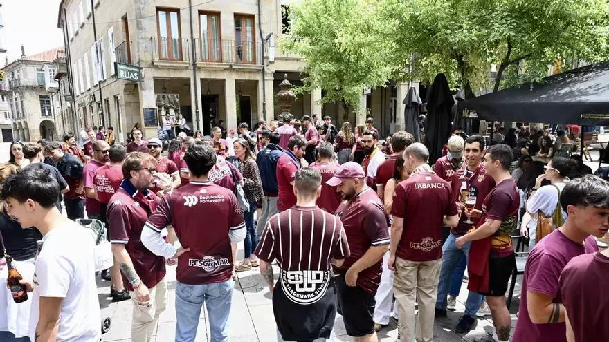 Una marea granate llena las calles de Pontevedra