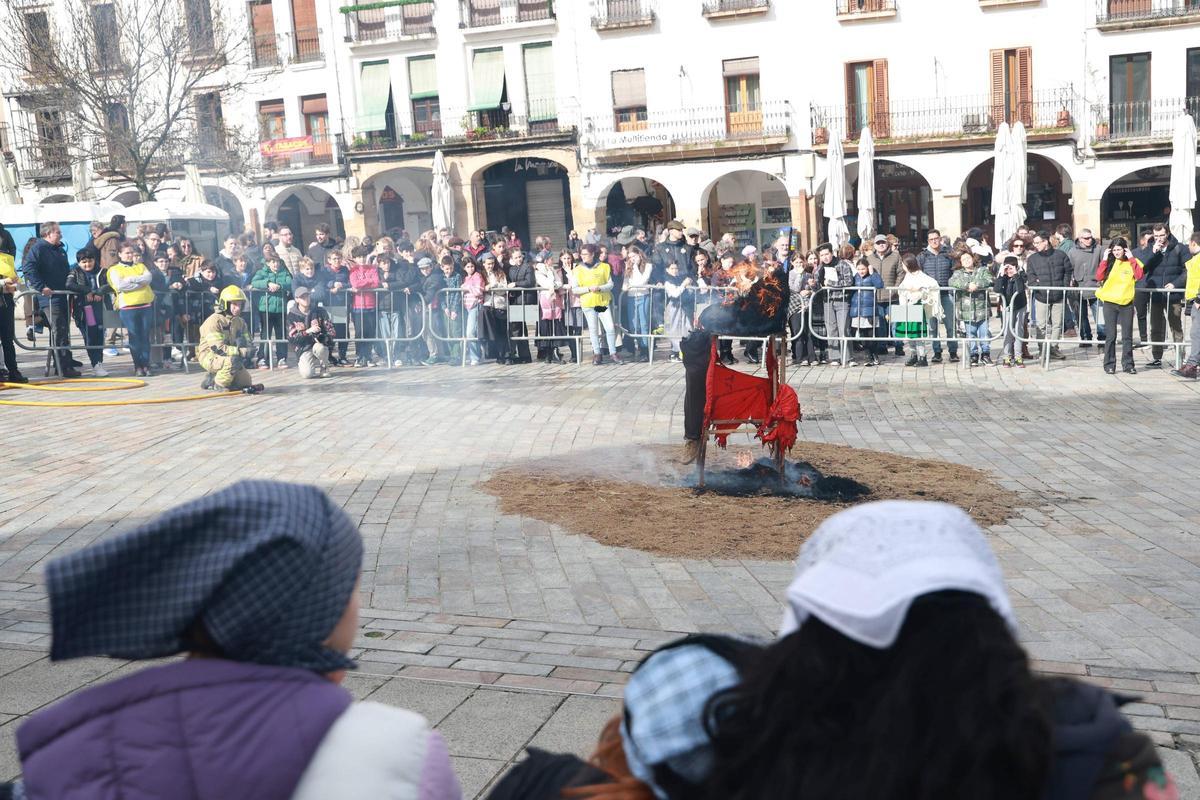 Galería | Así fue la fiesta de Las Lavanderas y la quema del Pelele de Cáceres Galería | Así fue la fiesta de Las Lavanderas y la quema del Pelele de Cáceres