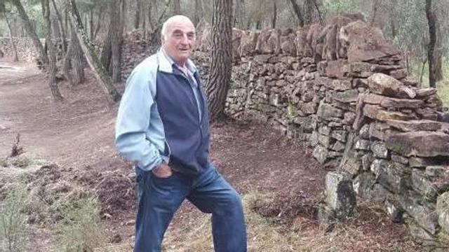 Josep Solsona en el punt on s'acaba el mur reconstruït per ell mateix del camí ramader que passa per Avinyó
