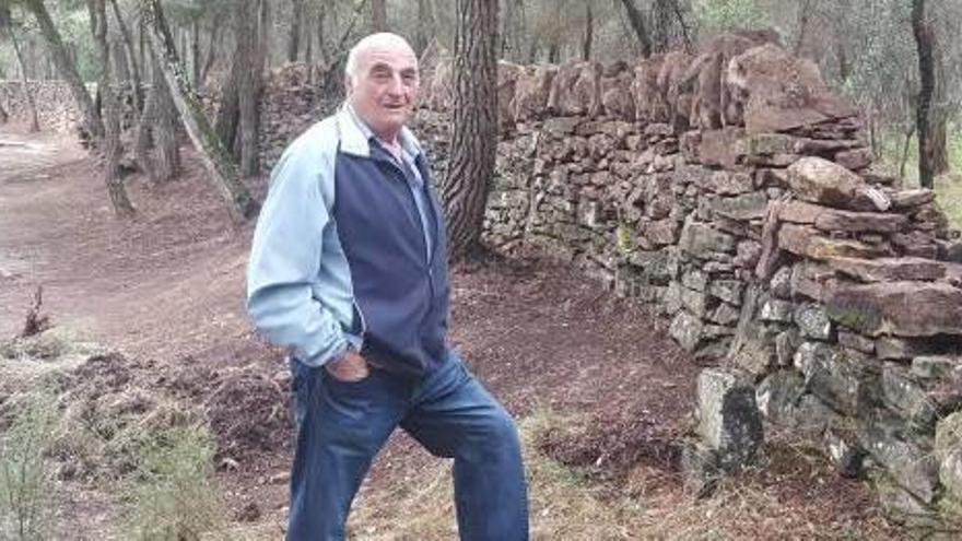 Josep Solsona en el punt on s&#039;acaba el mur reconstruït per ell mateix del camí ramader que passa per Avinyó