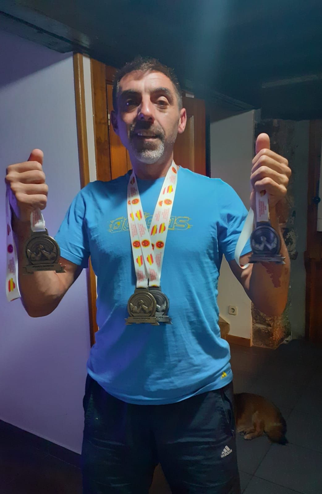 Mandi, con las cuatro medallas.