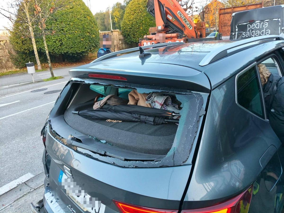 Un camión de Magan se lleva por delante tres coches en la zona de Galeras