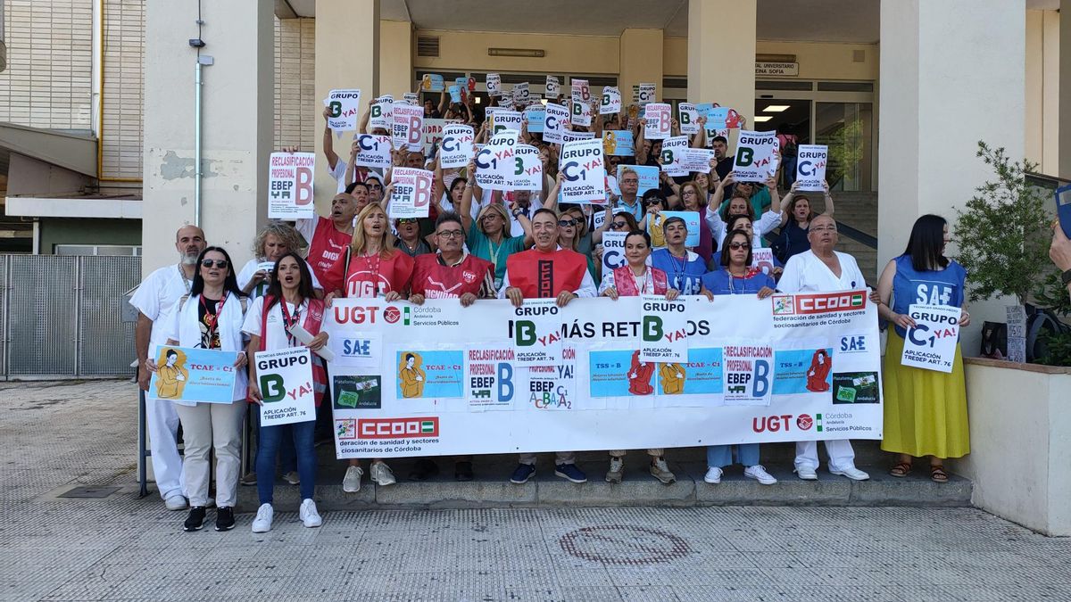 Representantes sindicales, durante la concentración.
