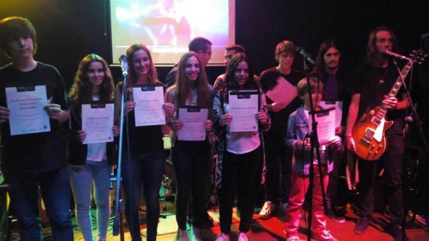 Los integrantes de la Fundación, con los diplomas de la &quot;Rock School&quot;.