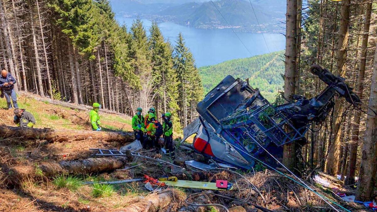 La cabina accidentada del teleférico en el norte de Italia este domingo.