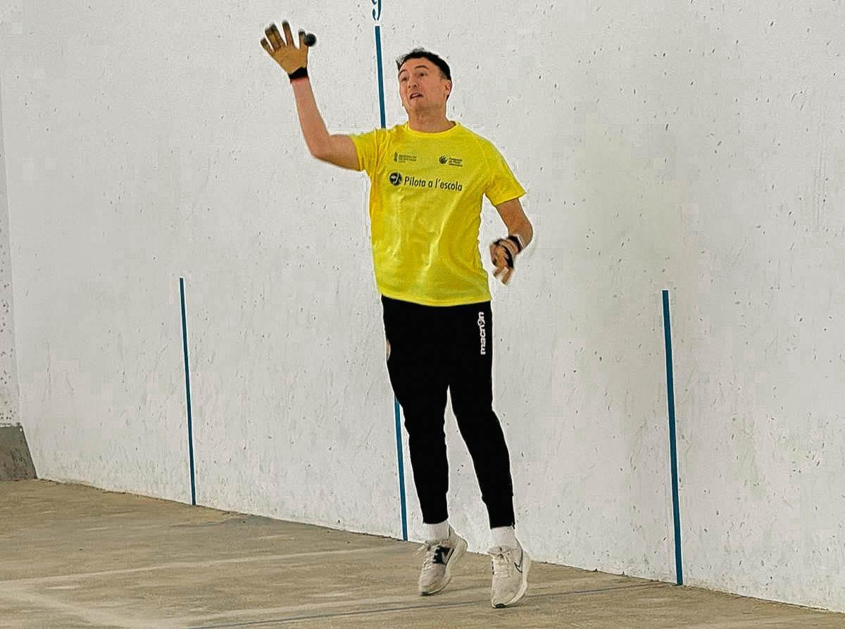 Un jugador de l'IES La Creueta d'Onil colpeja la pilota.