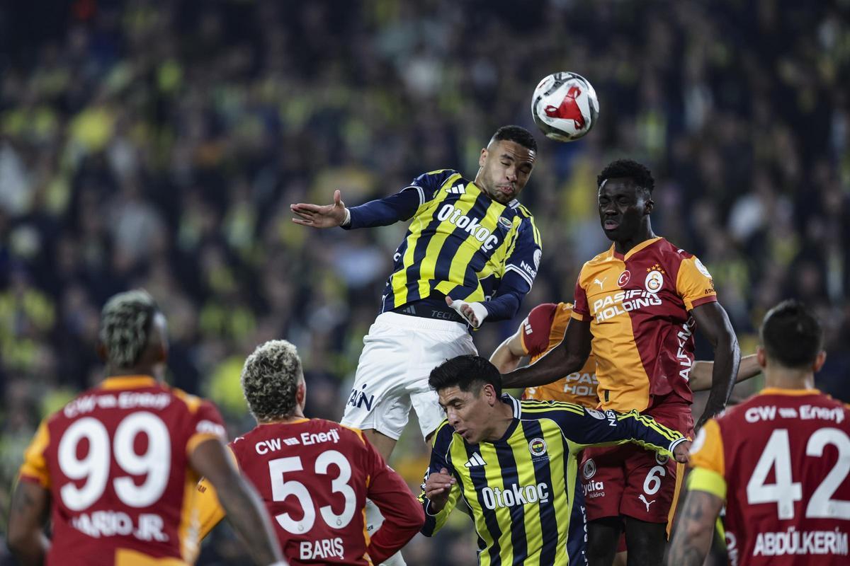 En Nesyri cabecea en un partido reciente entre el Fenerbahce y el Galatasaray