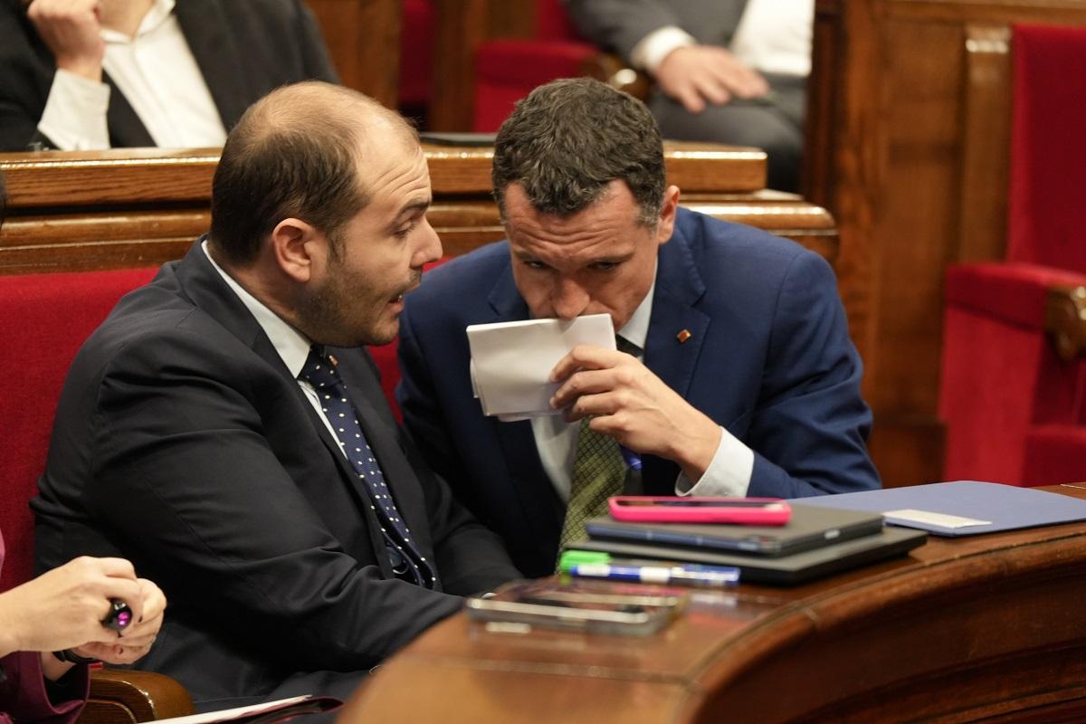 El conseller de la Presidència, Albert Dalmau, con el de Agricultura, Òscar Ordeig, este miércoles en el Parlament