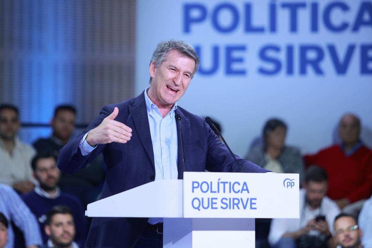 El presidente nacional del PP, Alberto Núñez Feijóo, interviene durante la clausura de la 27ª Interparlamentaria del PP en Sevilla.