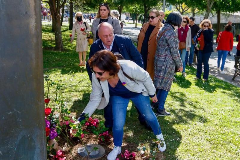 En primer término, la teniente de alcalde de Vilagarcía, Tania García, en el acto del parque Miguel Hernández.