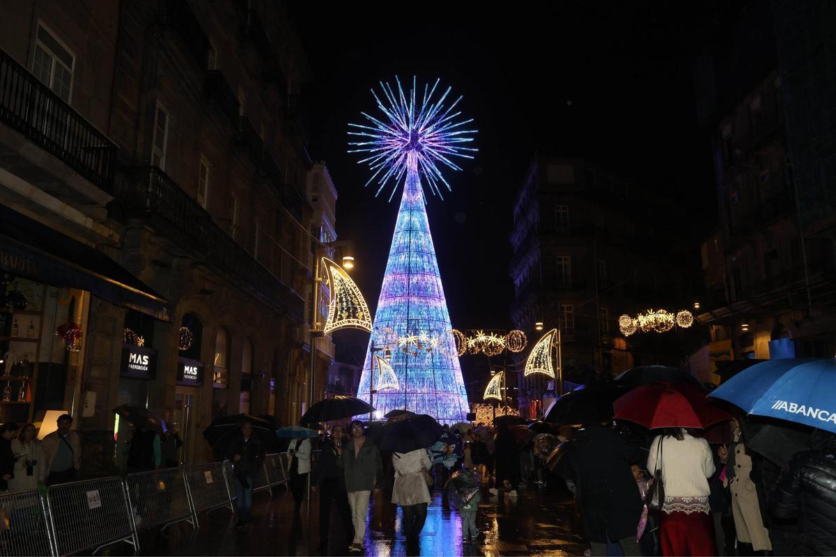Vigo enciende la Navidad más grande de su historia ante miles de personas