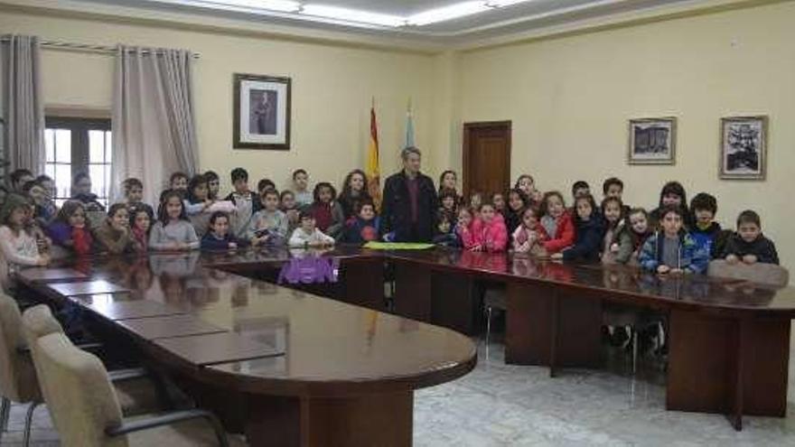 El alcalde, en el centro, con los niños en el salón de plenos. // Cedida