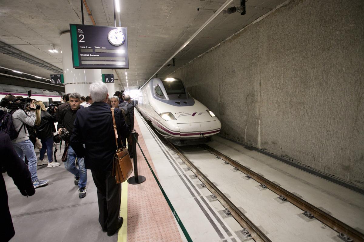 El AVE entrando en la estación del Carmen, en Murcia, esta tarde