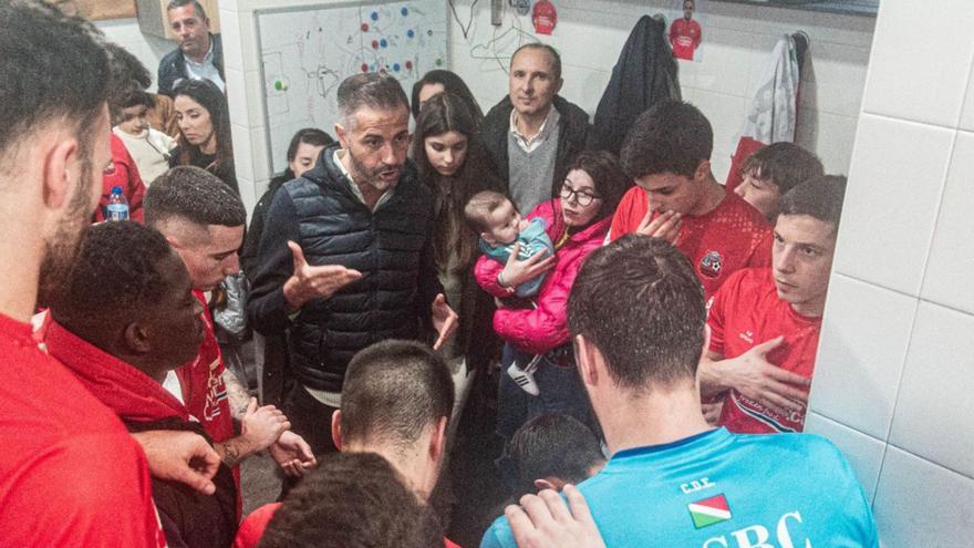 David Páez, junto a familiares y allegados de la plantilla, el domingo, antes del partido. |  // JESÚS FIGUEROA