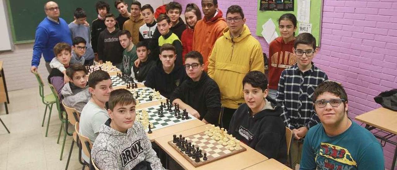 Profesor y alumnos en la clase de ajedrez de 2º de ESO, en el CPI José García, de Mende. // Iñaki Osorio