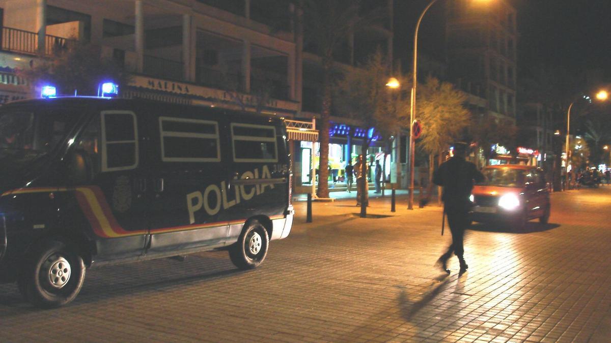 Una patrulla de la Policía Nacional en Palma.
