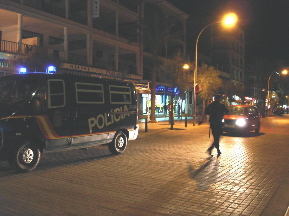 Una patrulla de la Policía Nacional en Palma.
