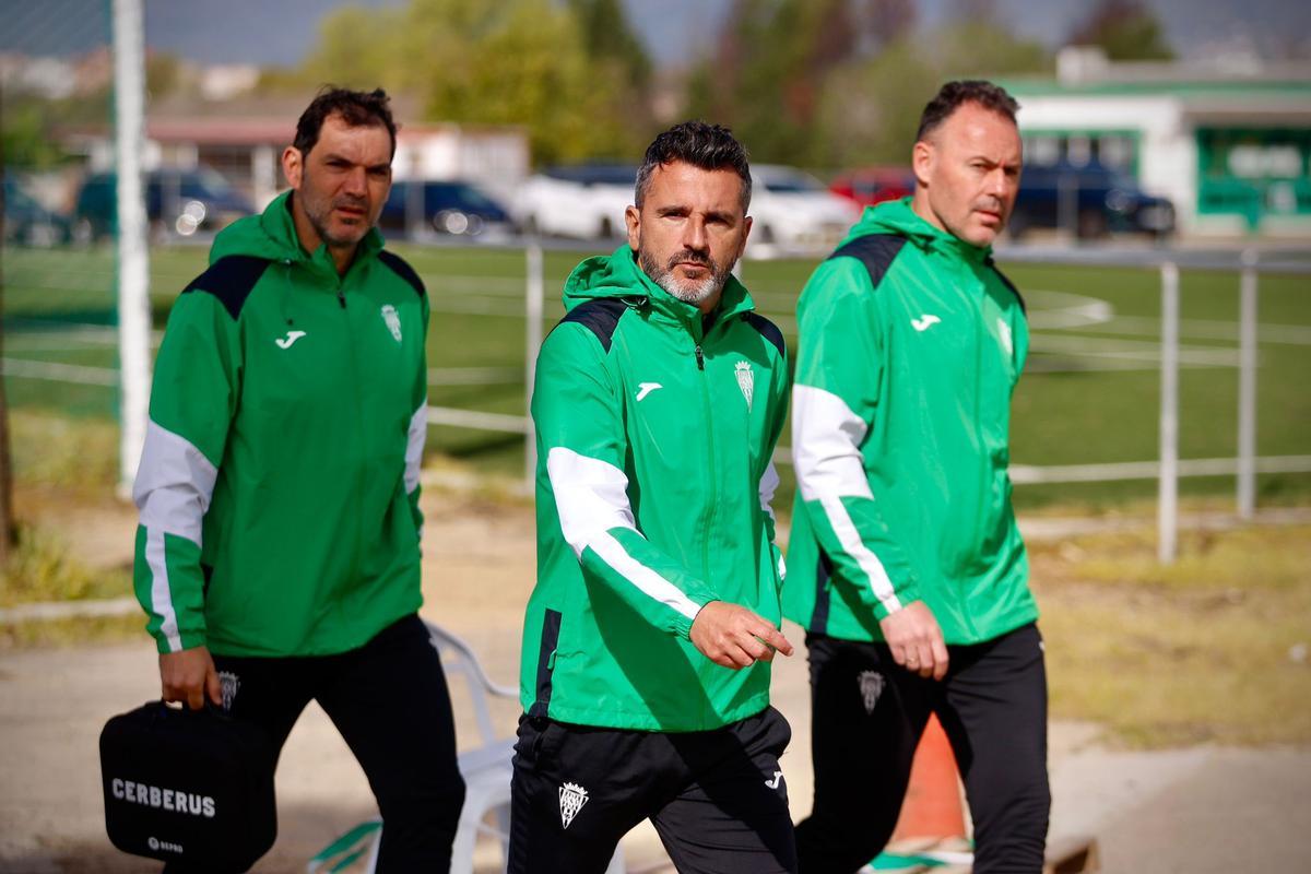 Iván Ania, en el centro de la imagen, junto a parte de su cuerpo técnico y médico en la llegada a la Ciudad Deportiva.