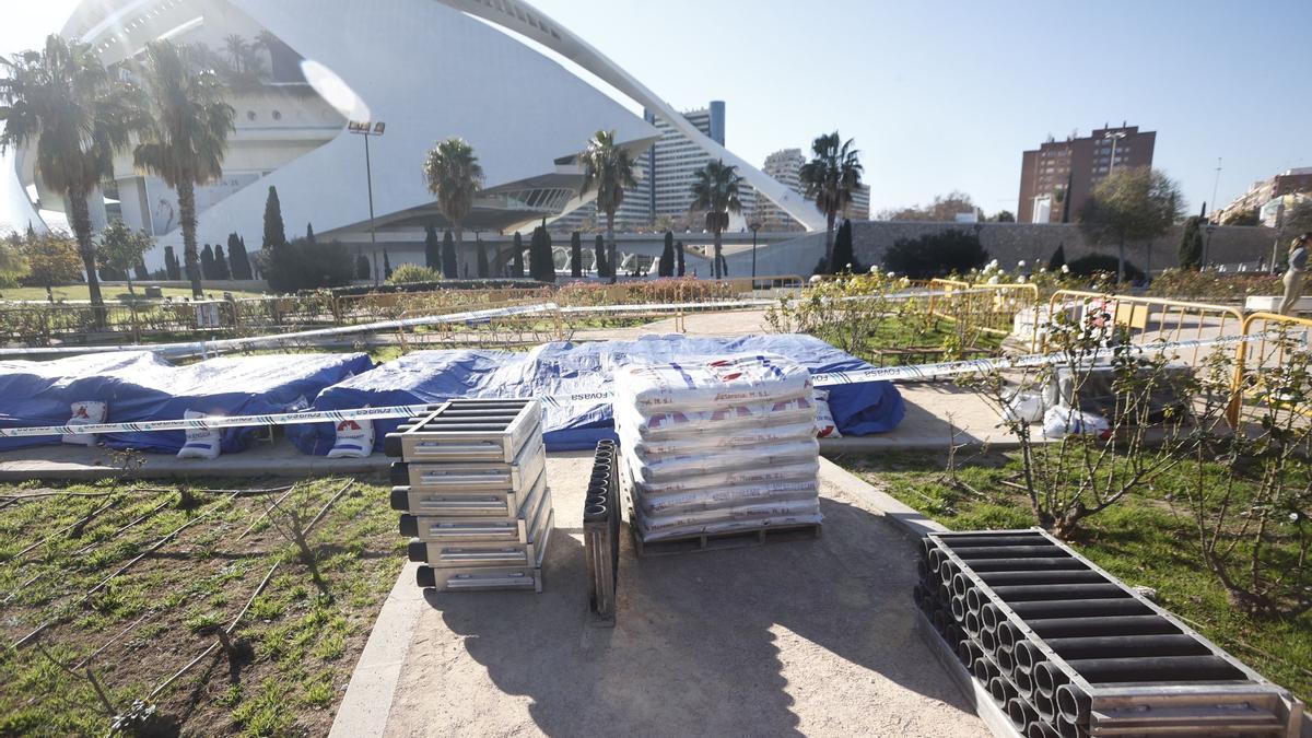 Preparativos para el castillo que se disparará en la Ciudad de las Artes y las Ciencias.