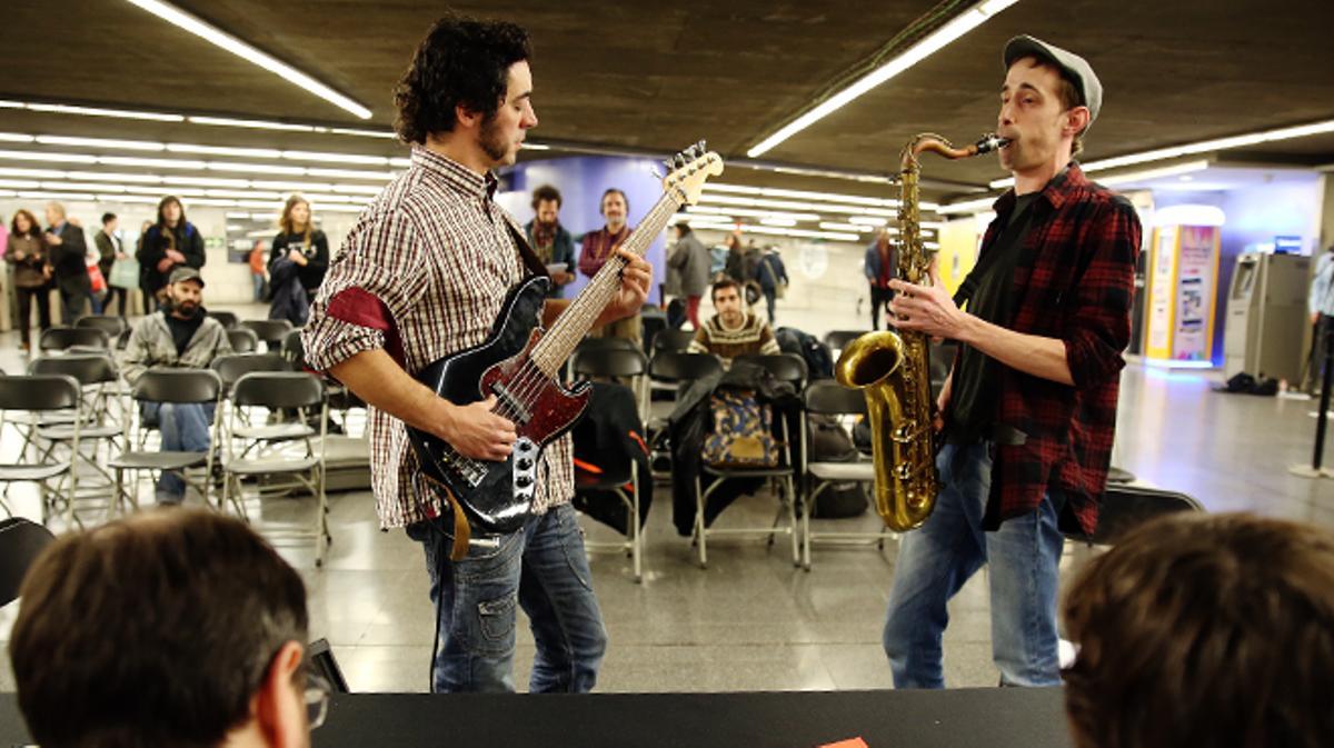  Cásting o pruebas de aptitud para los músicos callejeros del metro de Barcelona, en la estación de plaza de Universitat.