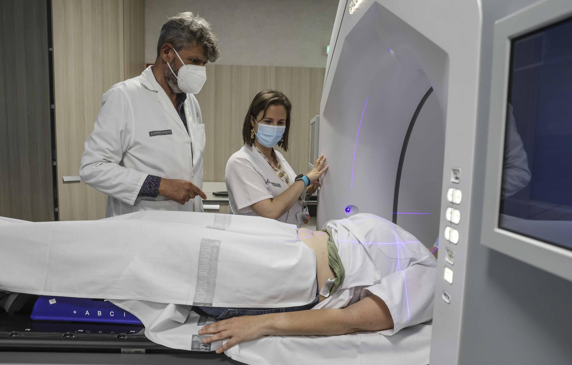 El Hospital de Sant Joan estrena un acelerador que reduce a la mitad el tiempo de radiación en tumores