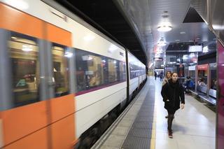 Los estudiantes en huelga vuelven a cortar la línea de Ferrocarrils en la estación de la UAB