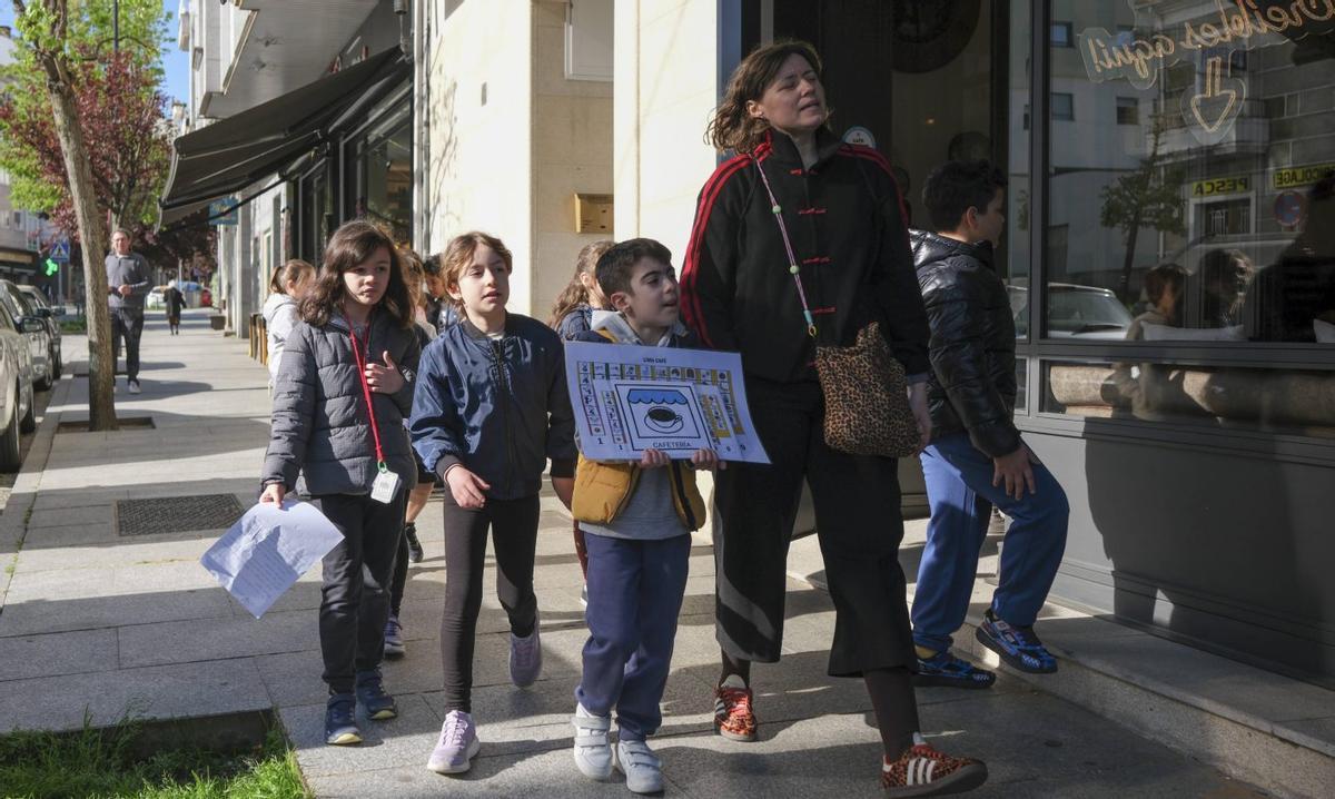 Los escolares en ruta para acercar sus tableros a la sociedad. | ROI CRUZ