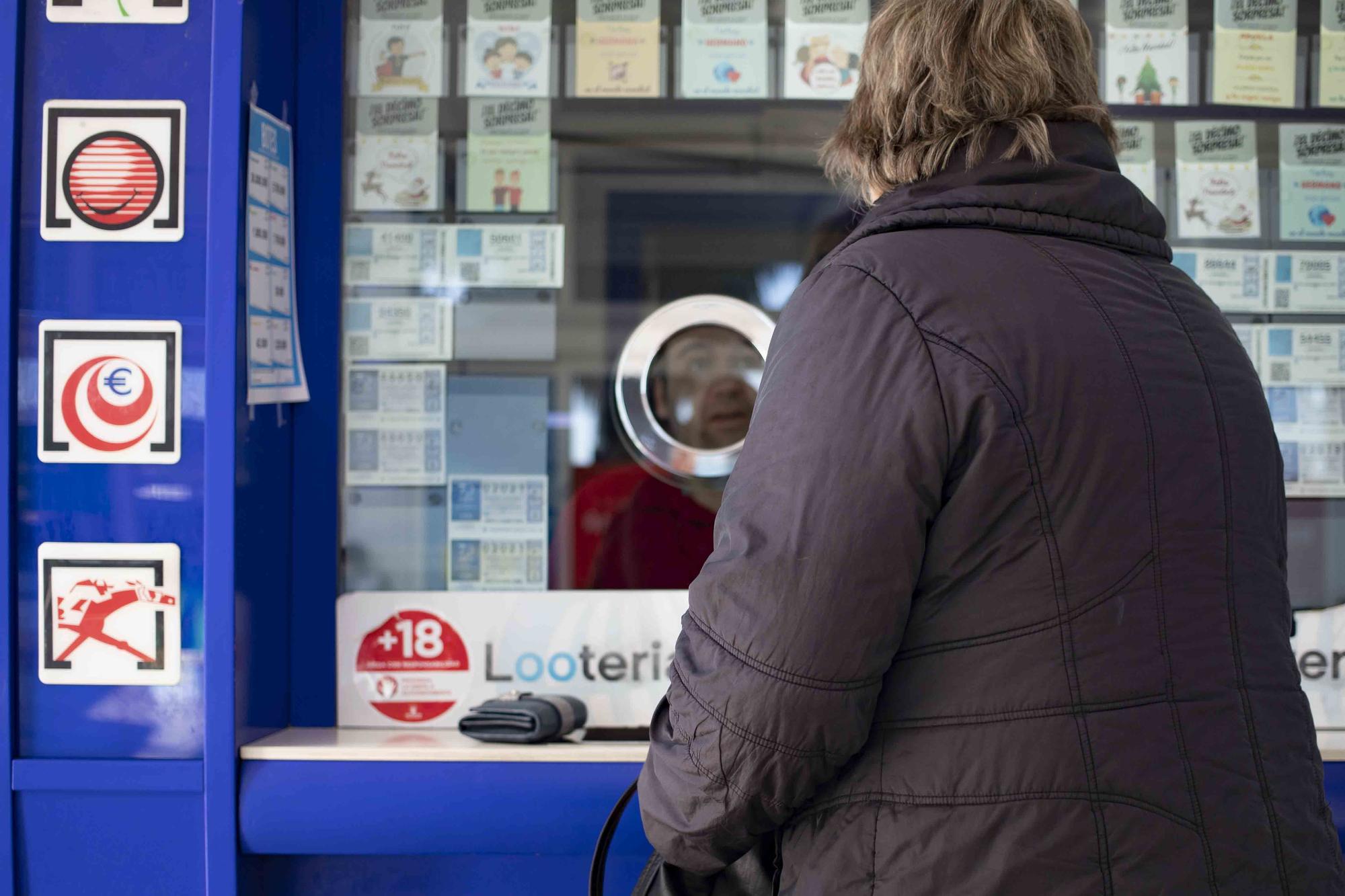 La venta de lotería de Navidad aumenta en Xàtiva tras el bajón del año pasado