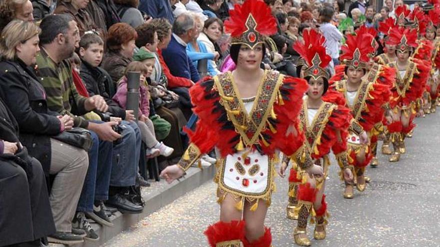 Un momento del concurso-desfile de Carnaval 2010 que recorrió ayer la calle Ramón Gallud ante miles de personas