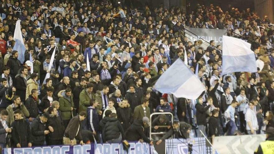 Aficionados del Celta durante un partido en Balaídos. // Jose Lores