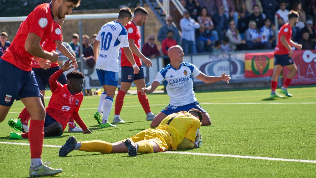 Miguel Cordero, en el suelo con el balón en las manos tras una acción del Zaragoza