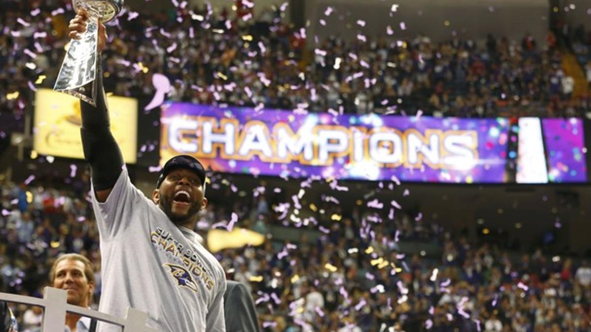 Ray Lewis, de los Ravens de Baltimore, celebra la victoria de su equipo ante los 49ers.