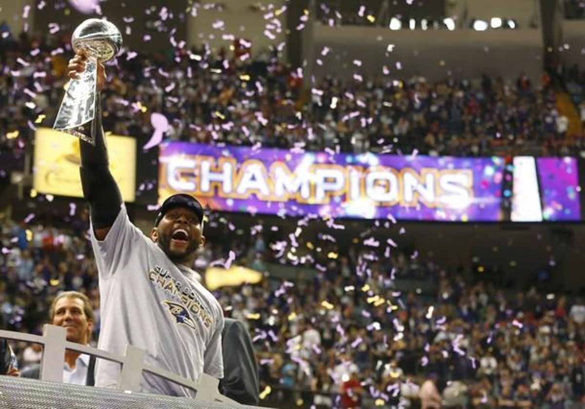 Ray Lewis, dels Ravens de Baltimore, celebra la victòria del seu equip davant els 49ers. Ray Lewis, dels Ravens de Baltimore, celebra la victòria del seu equip davant els 49ers.