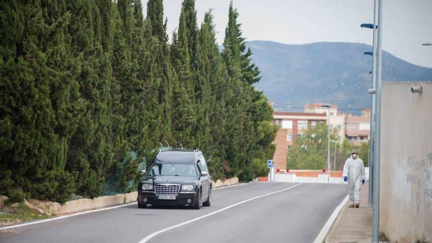 Un coche fúnebre se dirige al cementerio de Cartagena.