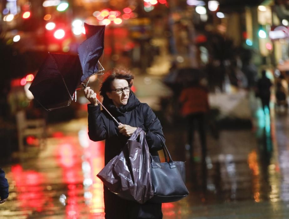 El viento y la lluvia marcaron la jornada de ayer en Vigo // R. Grobas