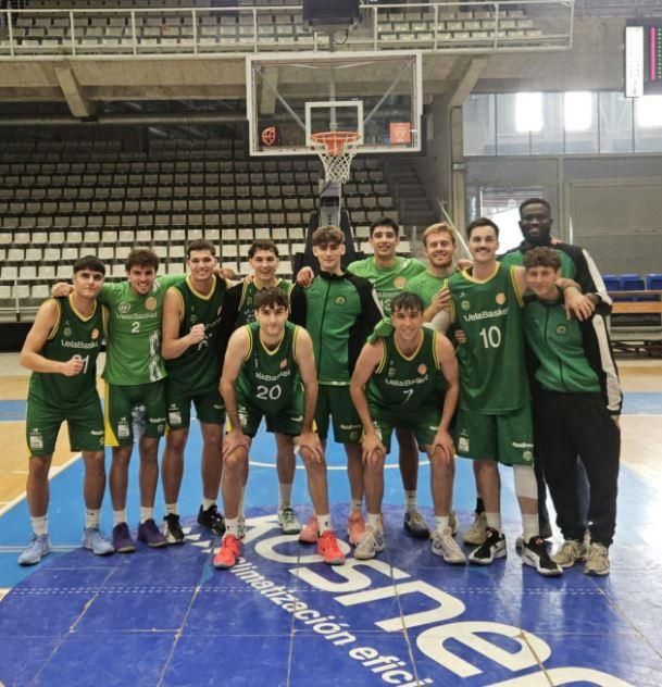 Los jugadores del CB Sueca al finalizar el partido.