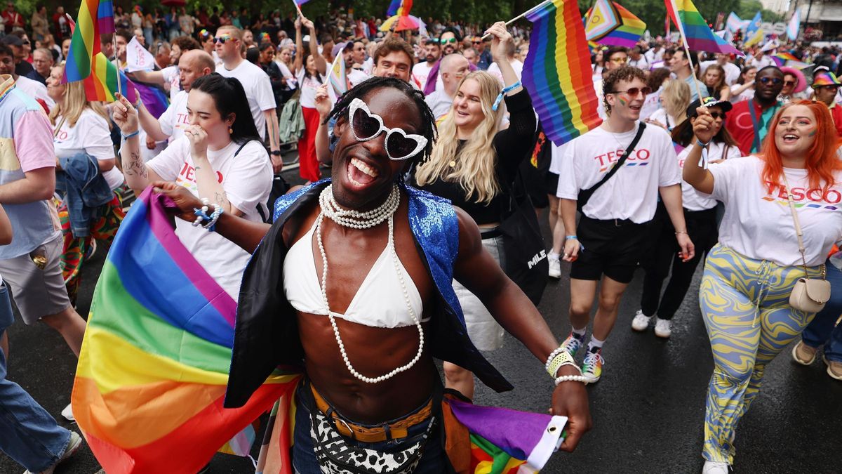 Londres celebra un Orgullo reivindicativo y festivo bajo la lluvia