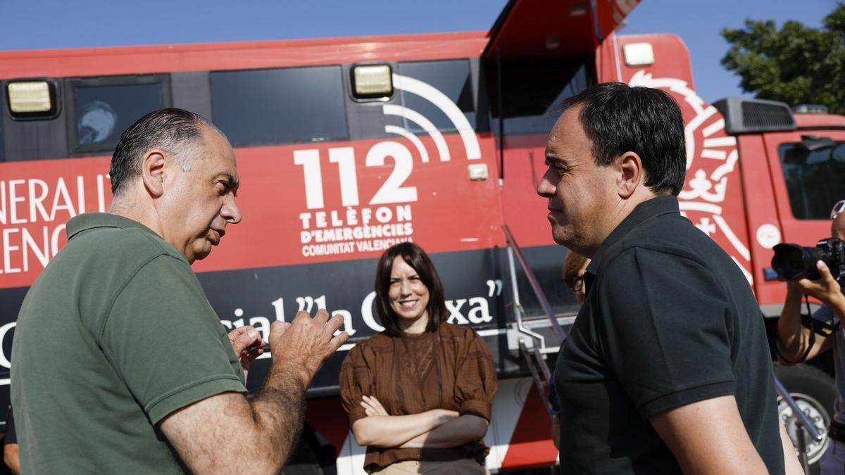 El president de la Generalitat, Juanfran Pérez Llorca (d), junto al conseller de Emergencias, Juan Carlos Valderrama, y la ministra de Ciencia, Diana Morant, siguen desde el Puesto de Mando Avanzado (PMA) la evolución del incendio forestal de la Vall d'Uixó (Castellón), que se declaró el pasado sábado y que sigue sin control tras quemar 9.300 hectáreas, con un perímetro de 84 kilómetros, mientras siguen evacuados catorce municipios, tres urbanizaciones de Betxí y una pedanía de Onda, en el incendio de la Serra d'Espadà.