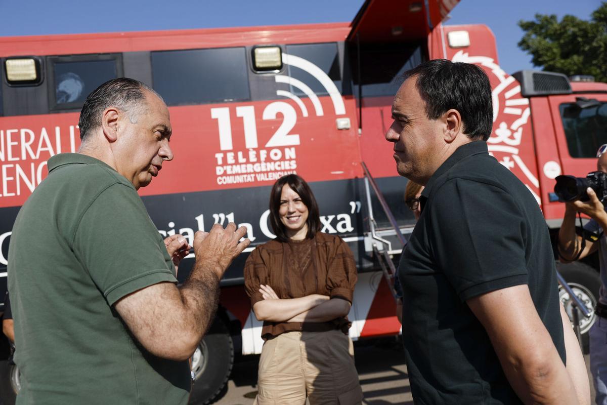 El president de la Generalitat, Juanfran Pérez Llorca (d), junto al conseller de Emergencias, Juan Carlos Valderrama, y la ministra de Ciencia, Diana Morant, siguen desde el Puesto de Mando Avanzado (PMA) la evolución del incendio forestal de la Vall d'Uixó (Castellón), que se declaró el pasado sábado y que sigue sin control tras quemar 9.300 hectáreas, con un perímetro de 84 kilómetros, mientras siguen evacuados catorce municipios, tres urbanizaciones de Betxí y una pedanía de Onda. EFE/Kai Försterling. AÑADE TEXTO
