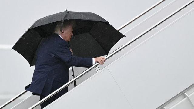 A baix, Donald Trump puja a l’Air Force a Maryland, dimarts. 
A la pàgina següent, Benjamin Netanyahu, en 
la cerimònia 
de graduació
del curs d’oficials de Defensa, al sud d’Israel, ahir. | MANDEL NGAN / AFP